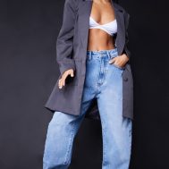 d6be93576519adc03ca74833288aef8ebb415ef9_CMU3655_1_prettylittlething_petite_l28_light_wash_boyfriend_jeans