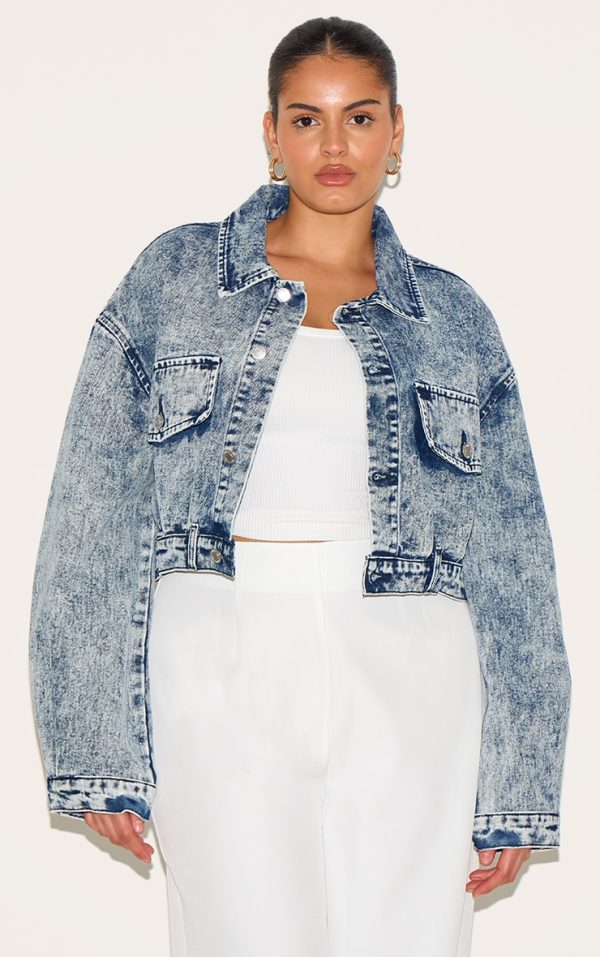 d6f0d7416b34561fcab74d9cce54538b9b6f5e40_CNH1982_1_plus_light_blue_acid_wash_pocket_detail_crop_denim_jacket