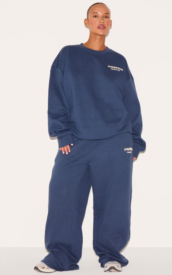 d85540ecc70559633877bc839777b105480ce95a_CNK3385_3_prettylittlething_plus_navy_printed_premium_oversized_sweatshirt