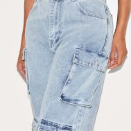 db7a0ba21c64536a760b260294845604c08bc90c_CNH4109_4_shape_light_blue_wash_denim_pocket_detail_cargo_jeans