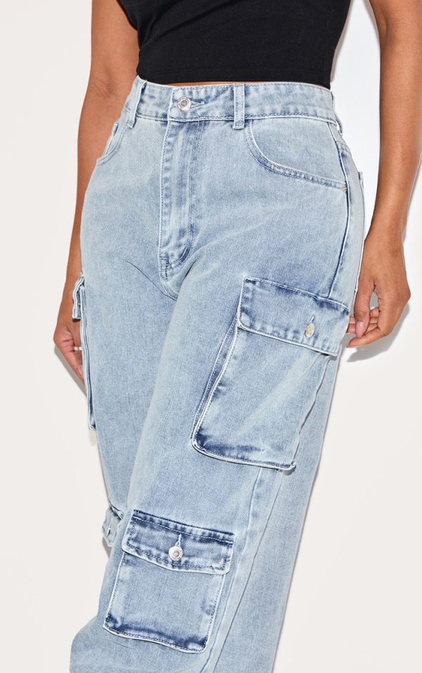 db7a0ba21c64536a760b260294845604c08bc90c_CNH4109_4_shape_light_blue_wash_denim_pocket_detail_cargo_jeans