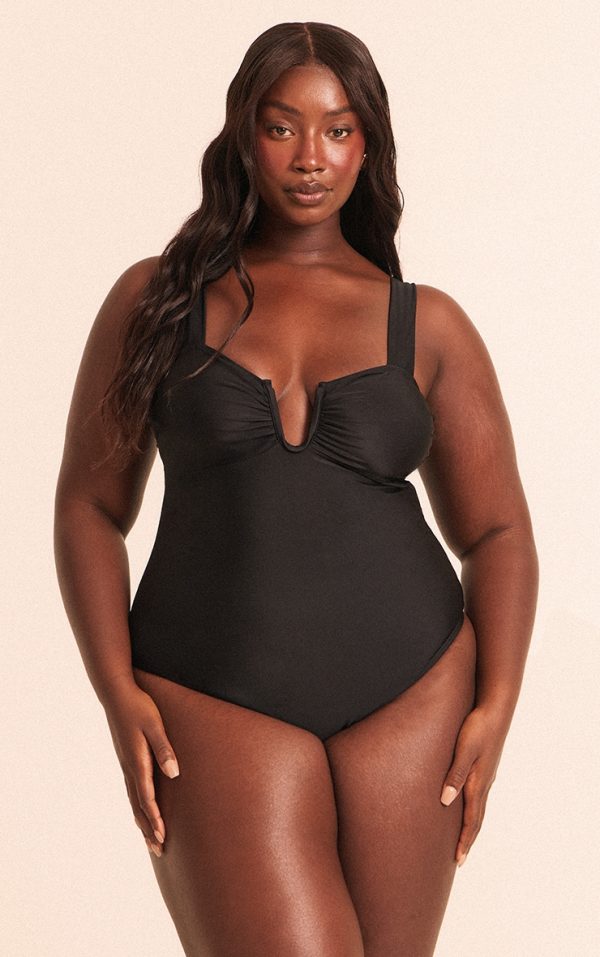 dc905a8361a7a1c546b152591bb8938de895d225_CNN0572_1_plus_black_underwired_u_bar_ruched_cup_swimsuit