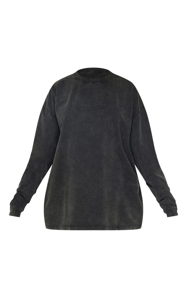 de3b069df7a1255d43592aec2a5f5102c1acf5f3_CNK5262_5_prettylittlething_black_embossed_logo_washed_long_sleeve_t_shirt