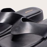 dea6d68d9a1b033435200694995f427f5a168f58_CMP2587_4_black_chunky_sandal_toe_post_flip_flops