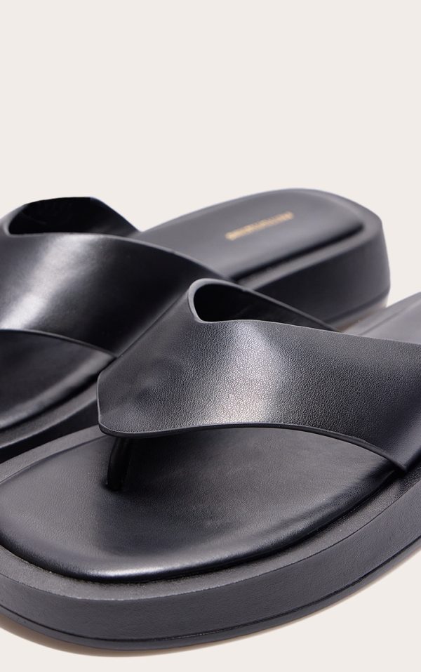 dea6d68d9a1b033435200694995f427f5a168f58_CMP2587_4_black_chunky_sandal_toe_post_flip_flops