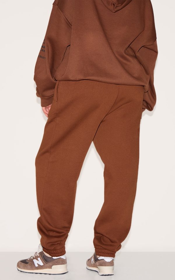 e05ea3c5a3549b676d5f400e47b5890bbb6ee72d_CNE5423_3_prettylittlething_plus_chocolate_slogan_print_joggers