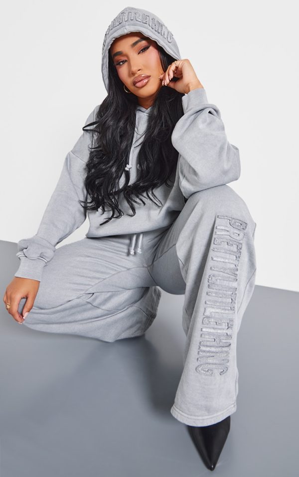 e12cef55acb56f0569f8d9f7267b834afa62a2dd_CNK5649_3_prettylittlething_shape_grey_hoodie-1