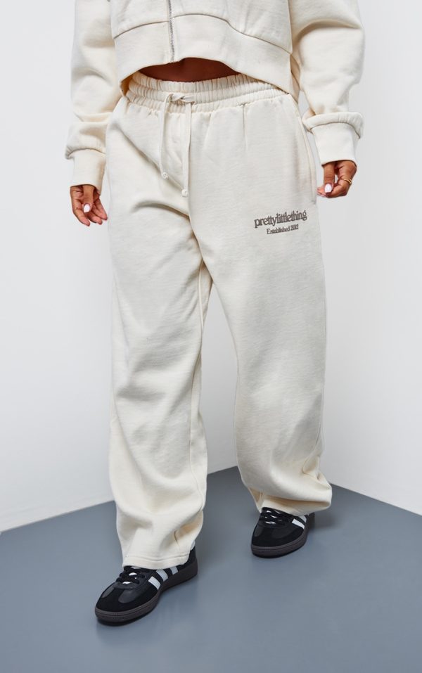 e17de853dec835b67a6c9ddc43c9065a1ca6cb3e_CNK1316_2_prettylittlething_petite_cream_premium_print_wide_leg_joggers
