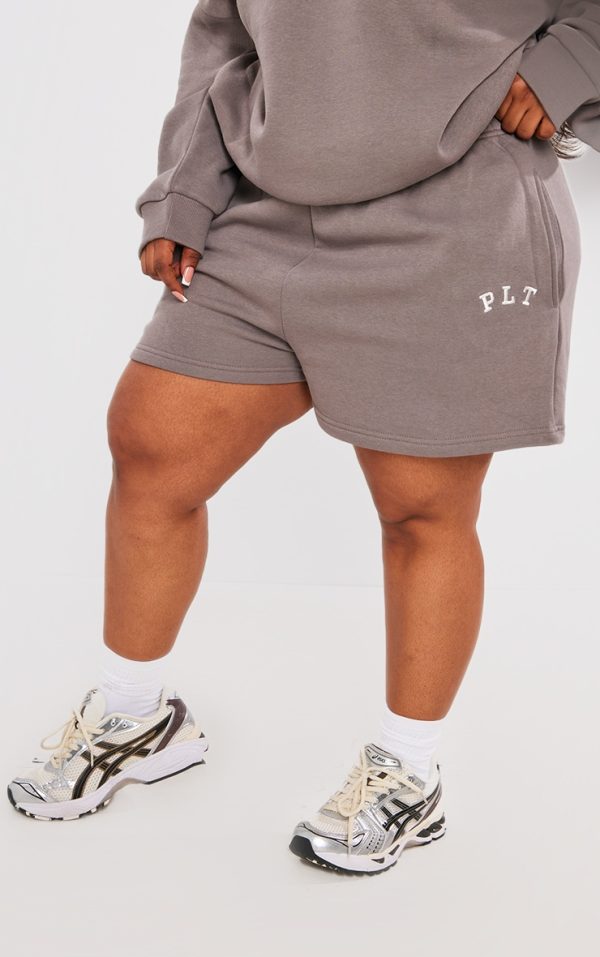 e19998c4dfe9e3f64de9500202c92734d0a1ba5a_CNI4892_2_prettylittlething_plus_charcoal_logo_oversized_sweat_shorts