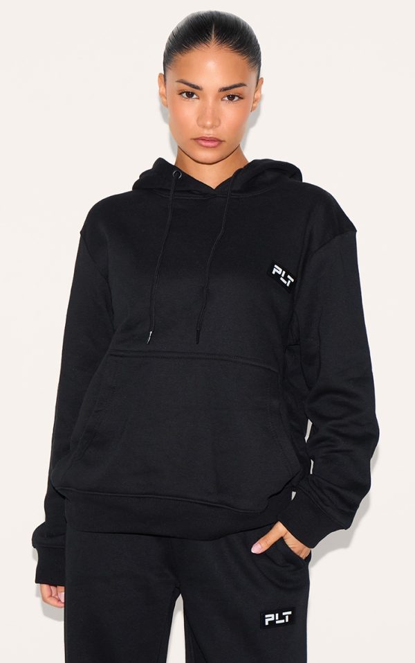 e2078a9b3db7bfc9cddcbc6f64d182ae184a60cd_CNH5023_1_prettylittlething_petite_black_badge_detail_oversize_hoodie
