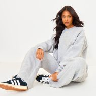 e2fe345e78b036b3f5283b55a156c28ae29fddf4_CNJ8953_3_prettylittlething_tall_grey_marl_distressed_varsity_cropped_sweatshirt