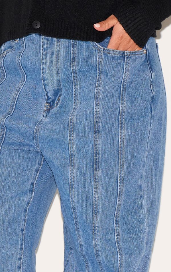 e38e0dcd71ca5f68a900b3babdddd57cf11b07e2_CNF8320_4_plus_blue_seam_detail_straight_leg_jeans-1