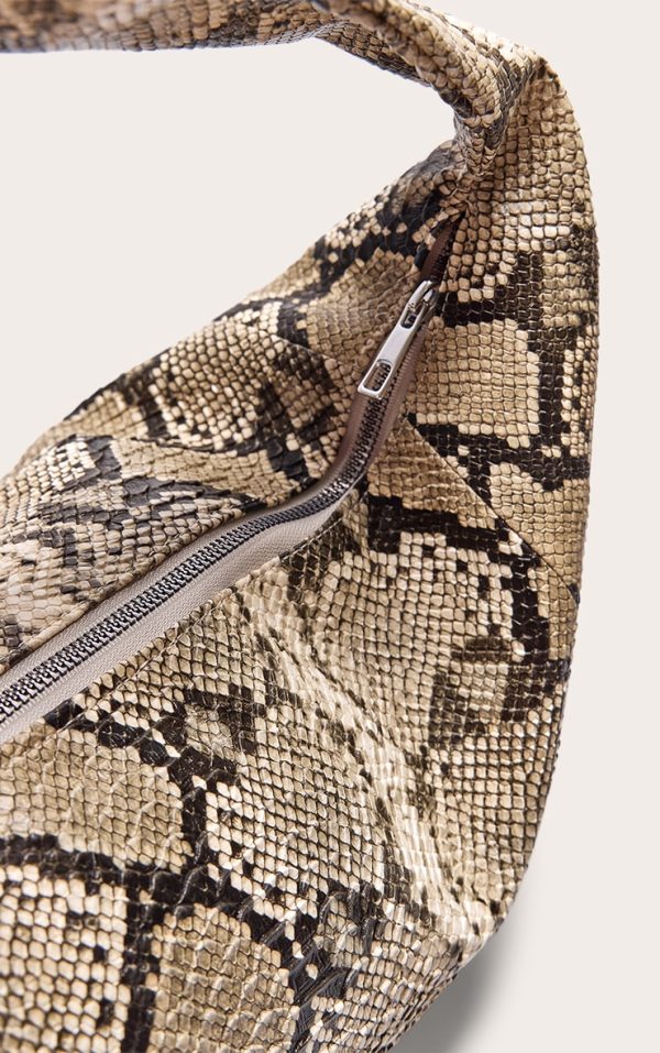e4a038bc1a193885d94a922daee585271a68bf04_CNL6648_4_snake_print_oversized_pu_tote