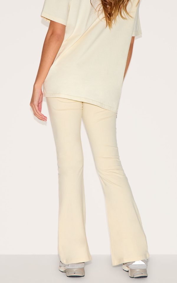 e4ae07896655b6041909c9a83be27b3b6d1c2932_CNI8523_3_prettylittlething_beige_printed_flared_trousers