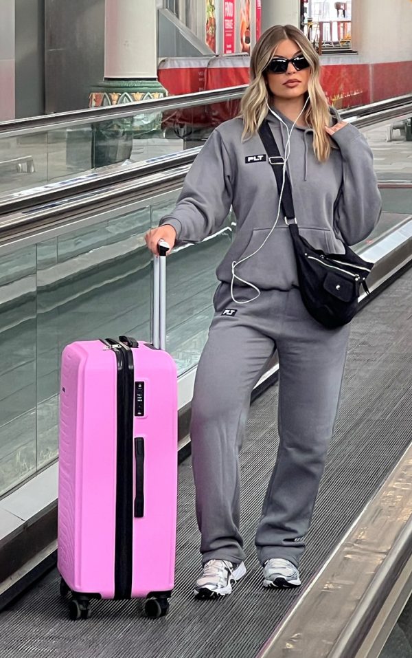 e566ab831603e3d860147fc206d19ee7f4e3c08d_CNE5686_1_prettylittlething_charcoal_grey_logo_badge_straight_leg_joggers