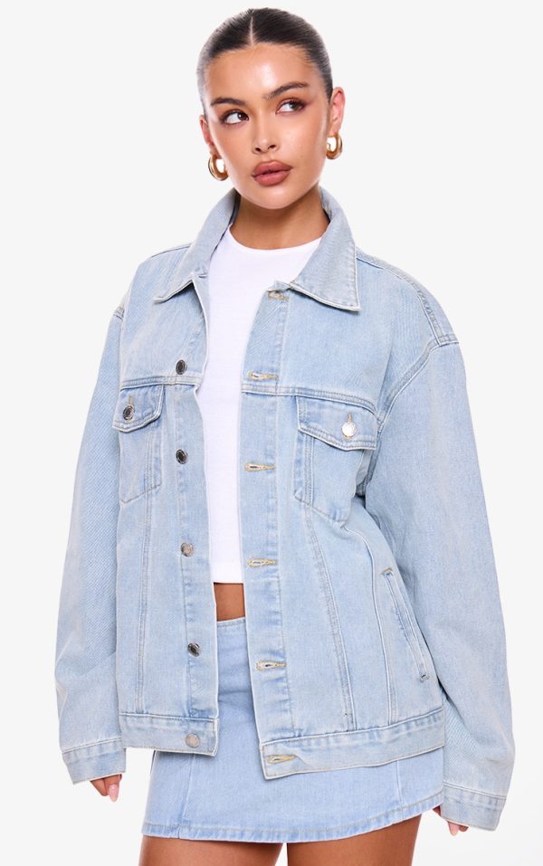 e65f653ba63af2cf80d1ebaf9f07e354d63c444c_CMK8838_1_prettylittlething_light_blue_wash_oversized_boyfriend_denim_jacket