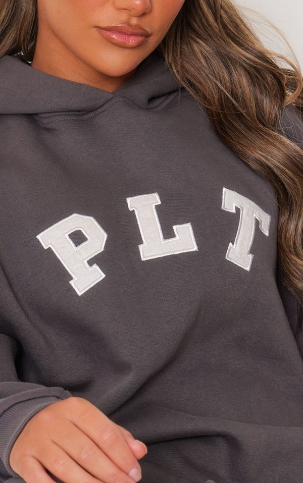 e6e397bf7004ca9ae90ff56bdbbb9df356ff206c_CNI1458_4_prettylittlething_charcoal_logo_oversized_hoodie
