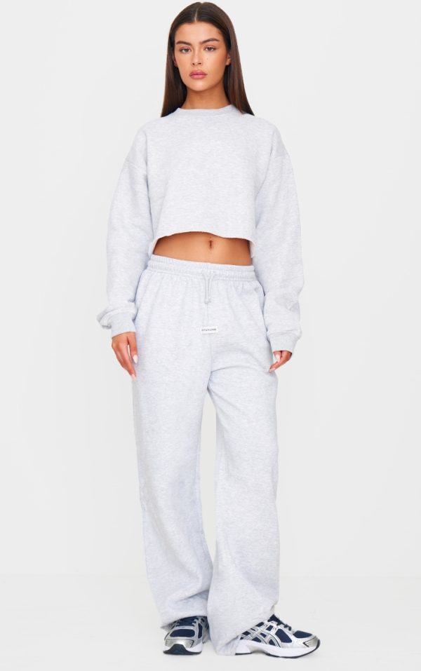 e872fa6d40df550d85dcdc8785b6c6209b80a2c4_CNJ5145_1_prettylittlething_ash_grey_badge_detail_mid_rise_wide_leg_joggers