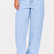 e90b1c02d8816a4d3b13b43e2acbf382ba775fe3_CNL6136_2_prettylittlething_light_blue_wash_high_waist_boyfriend_jeans