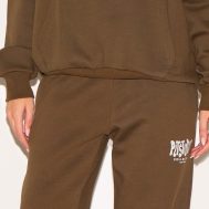 e9a74d135fb045b4ef87b6ced4a89dcbdda997bd_CNL4256_4_prettylittlething_taupe_studio_print_cuffed_joggers