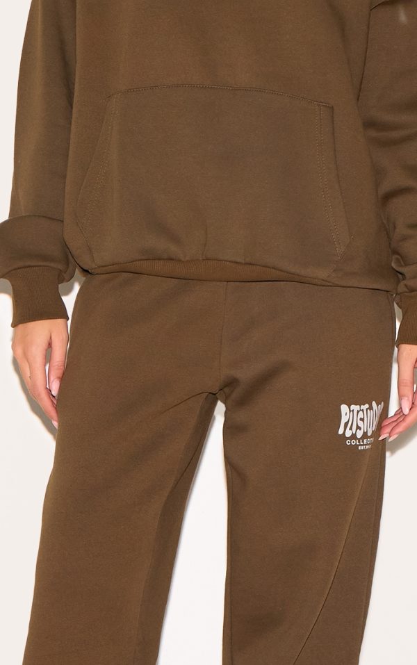 e9a74d135fb045b4ef87b6ced4a89dcbdda997bd_CNL4256_4_prettylittlething_taupe_studio_print_cuffed_joggers