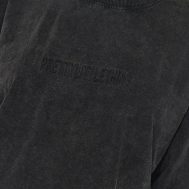e9d2d6f207fd89613d4e37527f60cfd1678a2907_CNK5262_4_prettylittlething_black_embossed_logo_washed_long_sleeve_t_shirt