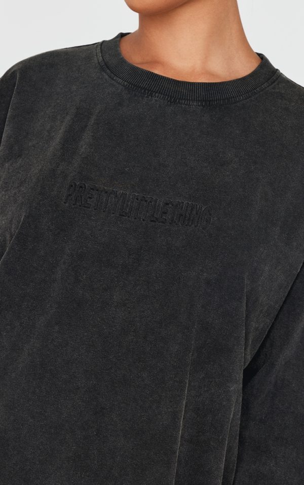 e9d2d6f207fd89613d4e37527f60cfd1678a2907_CNK5262_4_prettylittlething_black_embossed_logo_washed_long_sleeve_t_shirt