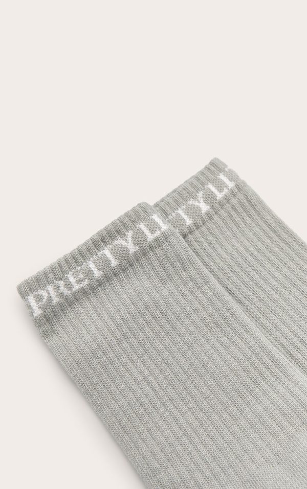 ed76580e279d6e713a7994c51bd78a0d695049d9_CMZ7599_2_prettylittlething_grey_logo_2_pack_socks