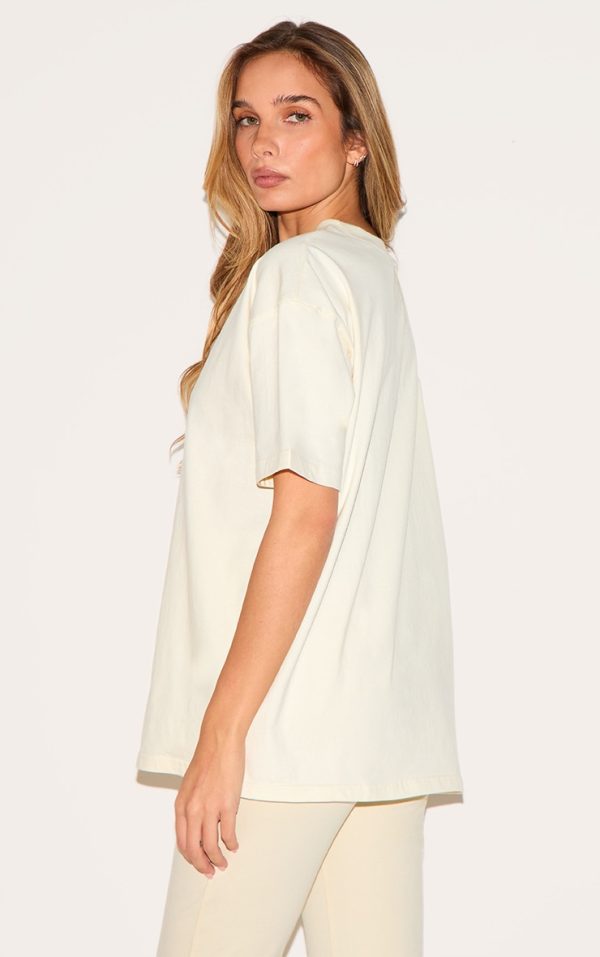 ee06062d515acc717dfcff81df7400097498ceea_CNI8522_2_prettylittlething_beige_printed_oversized_t_shirt
