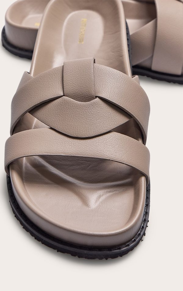 ef0f1bf8c8050b994aa4c278775a18c797375411_CNM0257_4_mushroom_pu_round_toe_weave_chunky_strap_sandals