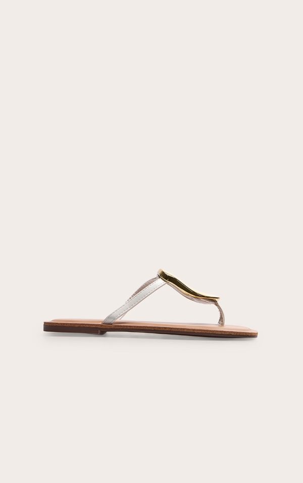 ef802a604486016685bd665ee0d66ec6fecaa28a_CNL8151_2_white_pu_square_toe_thong_trim_detail_resin_sole_flat_sandals