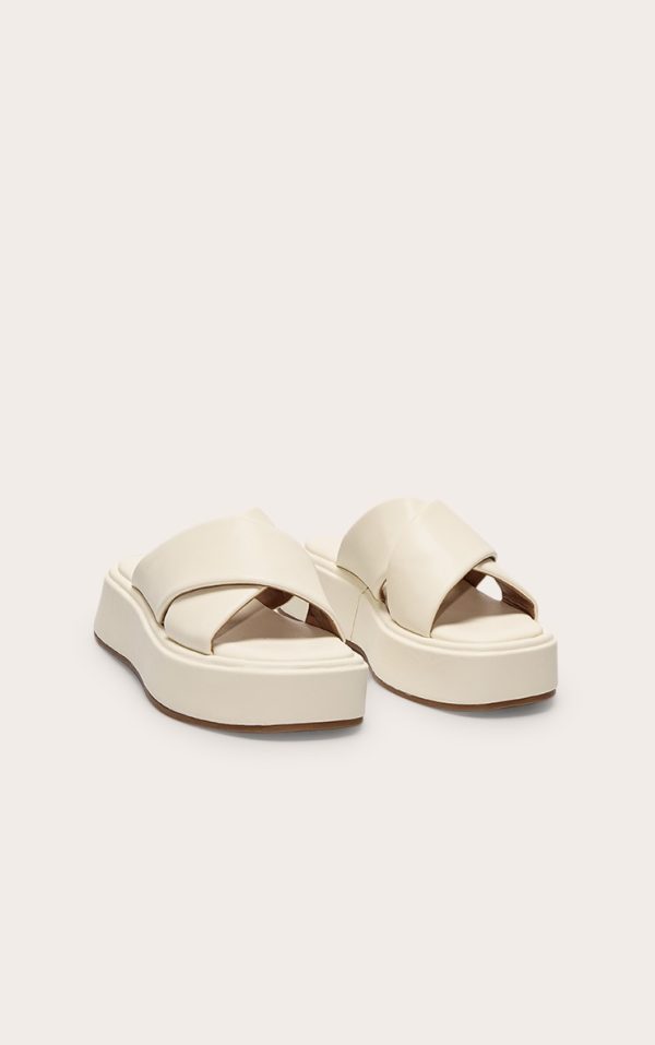 f244596ba853197648a4ff665fb9ea97abbb1562_CNL7129_2_cream_pu_round_toe_cross_strap_flatform_sandals