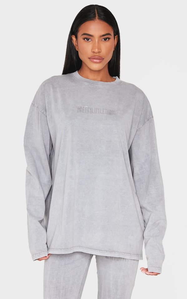 f24b34b46e568131424319c1b77df55190c251ce_CNK5267_1_prettylittlething_light_grey_embossed_logo_washed_long_sleeve_t_shirt