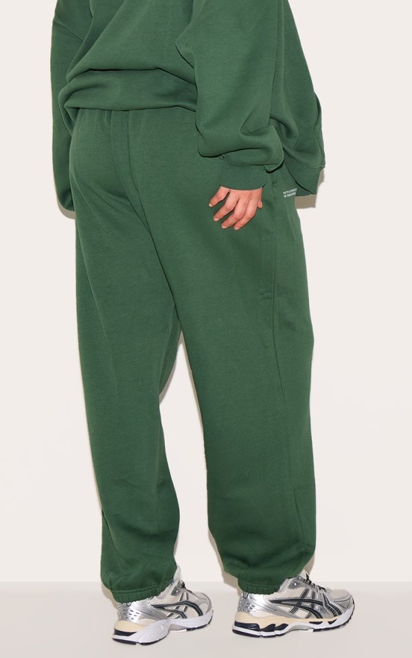 f42a43bf33bf2b635ad2f3e5009e20e2429b38b6_CNG1365_3_prettylittlething_plus_forest_green_est_2012_printed_joggers
