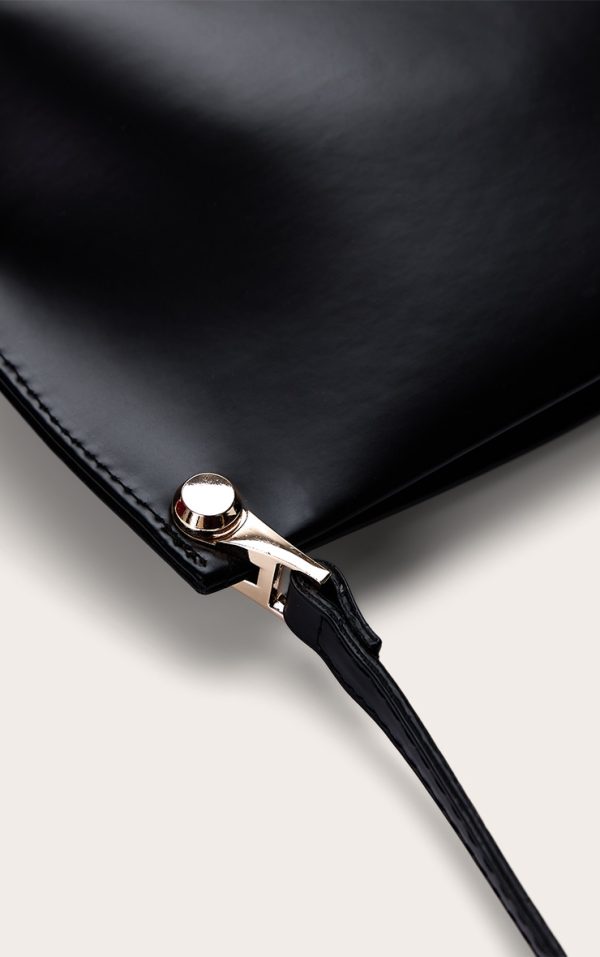 f4a4dab06f7d9f92d1456e1c805a92e37c77b909_CNN1931_3_black_matte_shoulder_teardrop_strap_bag