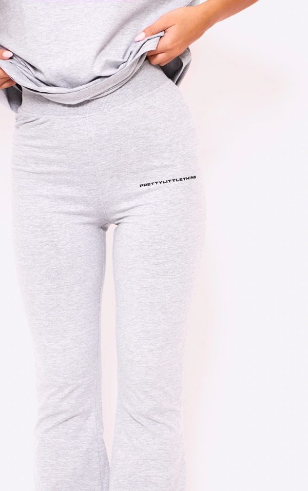 f558643ca5c2b5f0a19e6f27058b20d9a423ce71_CNI6328_4_prettylittlething_ash_grey_print_flared_trouser