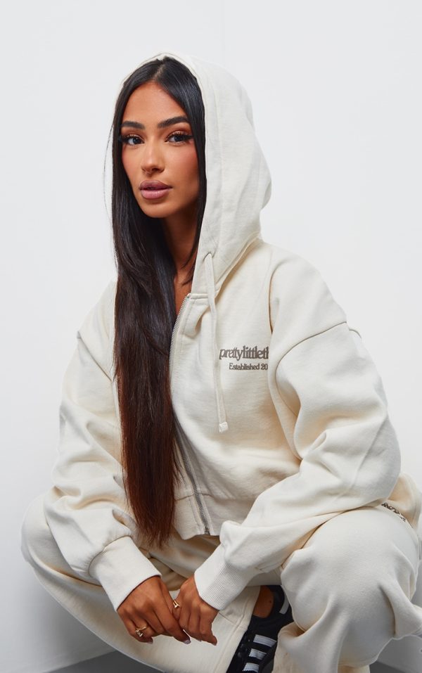 f5befe25332b7695070e5df188b3ce254aea9345_CNK1317_4_prettylittlething_petite_cream_premium_print_zip_front_hoodie