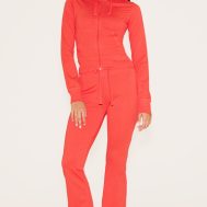 f60dfac7ff342c0e3e00307dfc1d956fe1083345_CNN0640_3_deep_red_zip_up_fitted_track_top