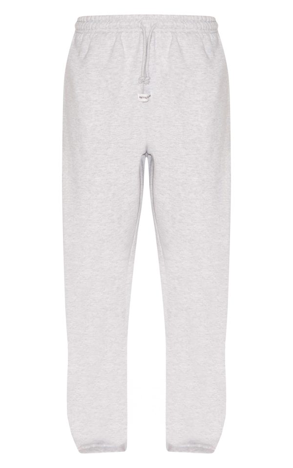 f77456fb767be550b315d984cfe2548de18a8631_CNJ5145_5_prettylittlething_ash_grey_badge_detail_mid_rise_wide_leg_joggers