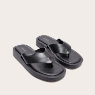 f8670ee93fd01549ac37a85a9b4dc346b0e2f1f3_CMP2587_2_black_chunky_sandal_toe_post_flip_flops