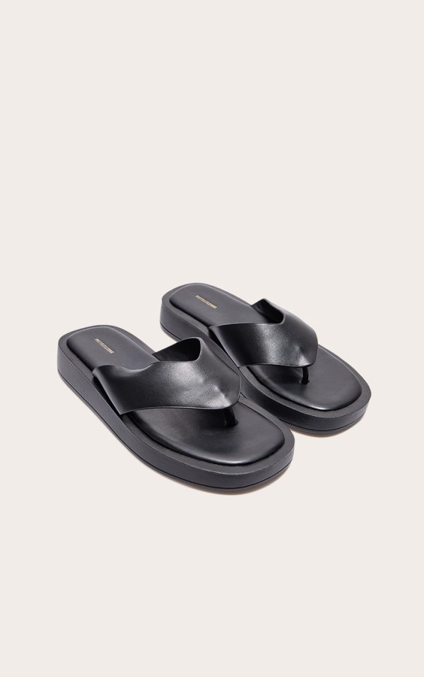 f8670ee93fd01549ac37a85a9b4dc346b0e2f1f3_CMP2587_2_black_chunky_sandal_toe_post_flip_flops