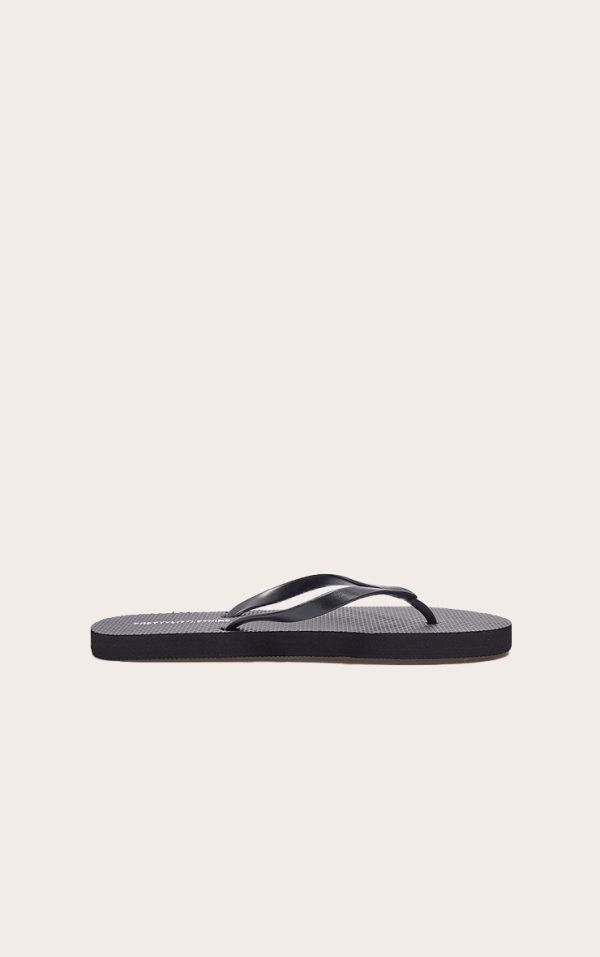 f93fa64f03bbce6a6e23eda6c93a5680715ae972_CLU2212_1_prettylittlething_black_flip_flops