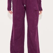 fa0b5f364ea90c15fbe8a17779d5ffe2c9d3243d_CNL8058_2_prettylittlething_plum_washed_low_rise_oversized_wide_leg_joggers-1