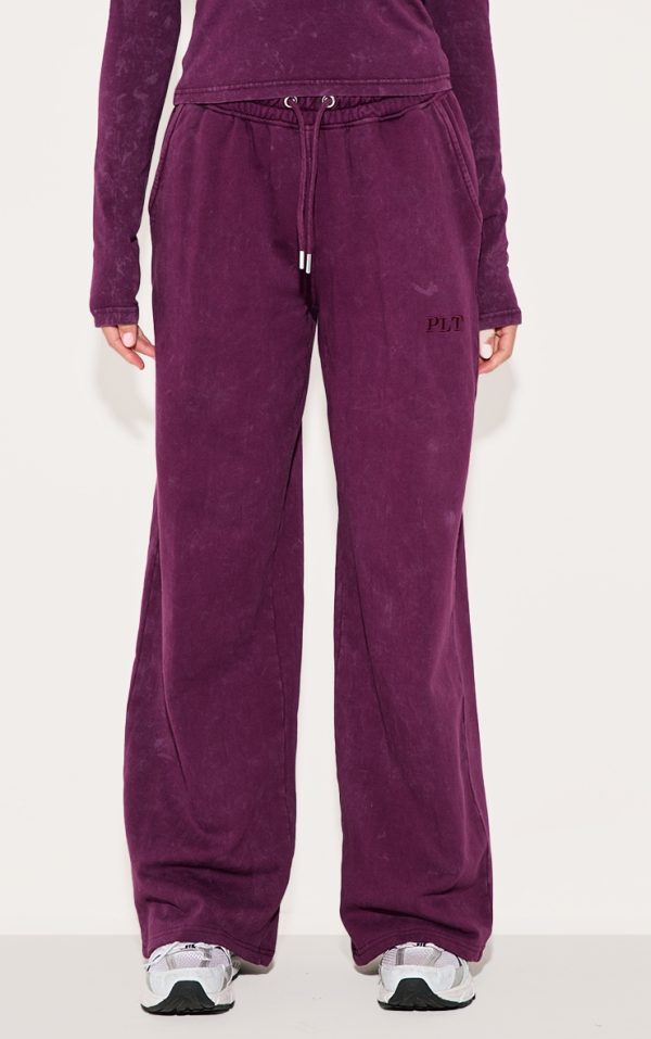 fa0b5f364ea90c15fbe8a17779d5ffe2c9d3243d_CNL8058_2_prettylittlething_plum_washed_low_rise_oversized_wide_leg_joggers-1