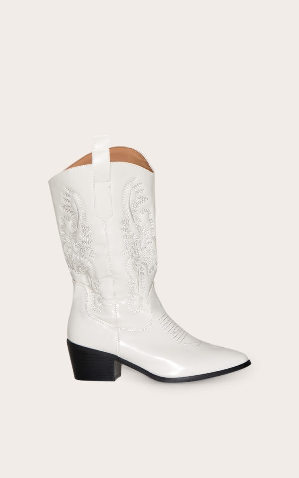 fb99eb37e73c5c0821f98db5b95ad5656114f8a0_CMW3420_1_white_wide_fit_point_toe_stitching_heeled_ankle_western_boots