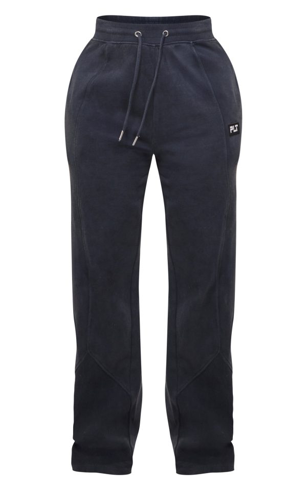 fc927a79eb4c9801b34028f05ce335f661a51e14_CNK0467_5_prettylittlething_shape_washed_charcoal_wide_leg_joggers