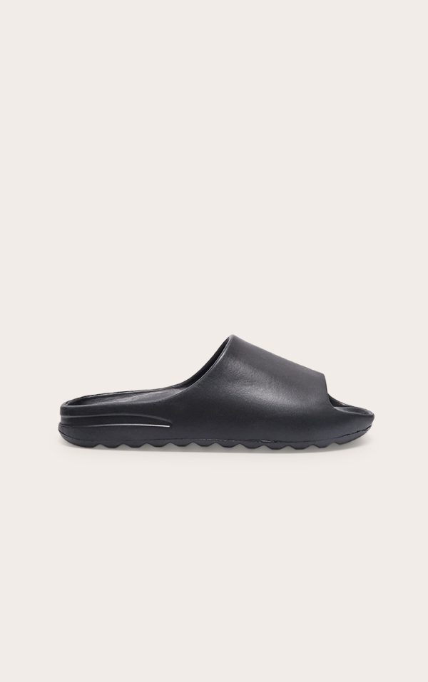 fcacdfa452ebc8c4b401f7cd77198d55ea1db356_CMP4736_1_black_rubber_ribbed_sole_sliders