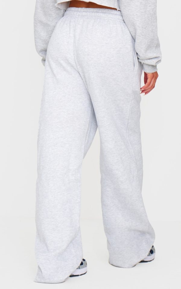 fce4d2c4dfd2929a41ffa232b451637972cec003_CNJ5145_3_prettylittlething_ash_grey_badge_detail_mid_rise_wide_leg_joggers