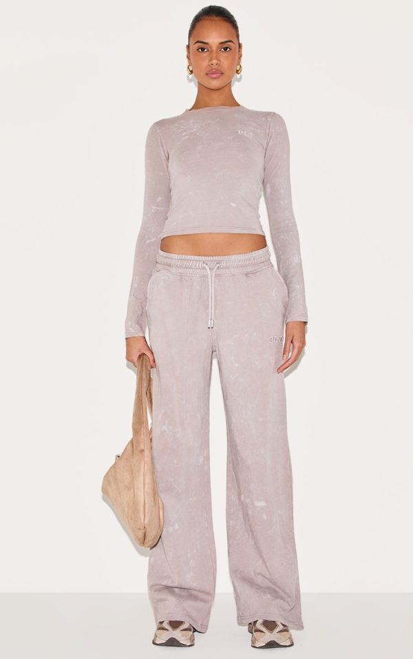 fdfbd1453cf6cb183e71de52eb1576ff0f7344b6_CNL9568_1_light_grey_prettylittlething_washed_low_rise_oversized_wide_leg_joggers