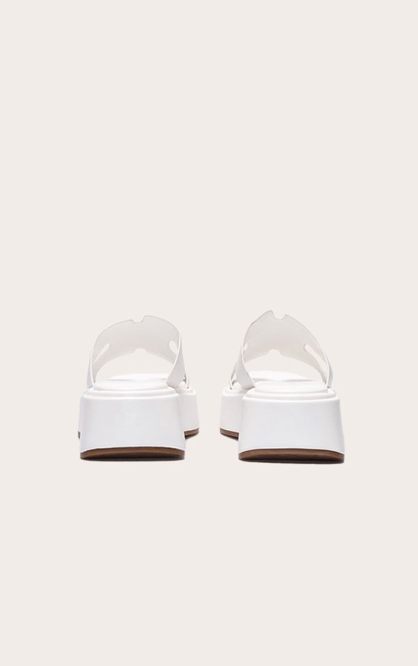 feea7d53534f6bcde17ab0fc957a07d490db2fa5_CNL6595_3_white_pu_strap_round_toe_flatform_sandals
